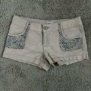 Khaki shorts with funky pattern